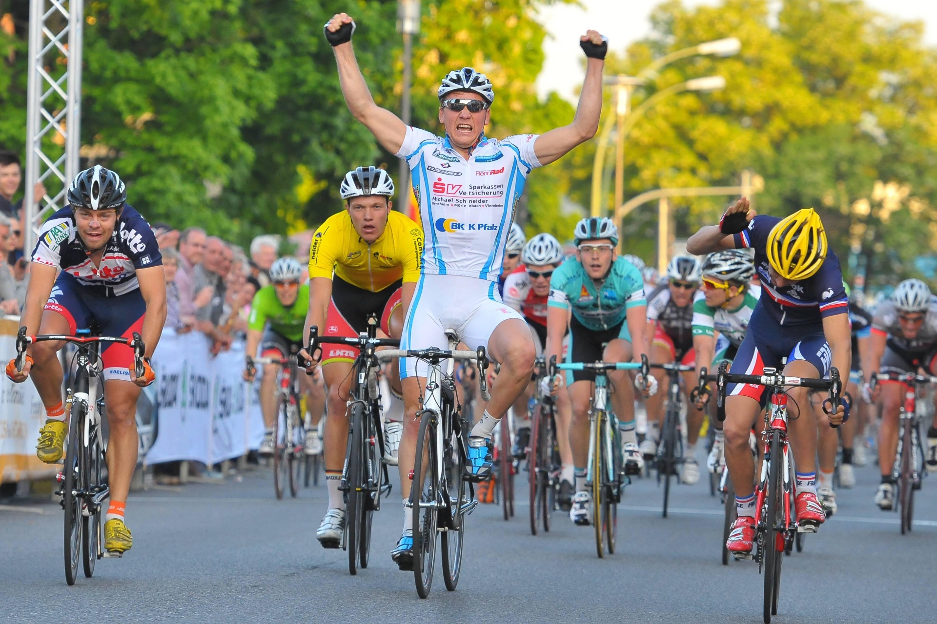 Harry William Kraft gewinnt den Massensprint der 4. Etappe der Tour de Berlin 2012